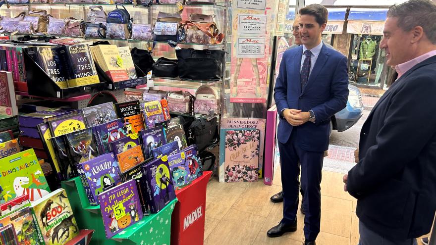 Viciana participa en la lectura del libro El brillo de Lucinda en la librería MAY de Móstoles El consejero Emilio Viciana durante la lectura del libro