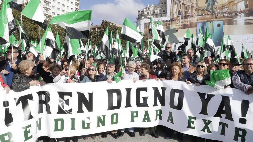 Cabecera de la concentración en defensa de un tren digno a Extremadura