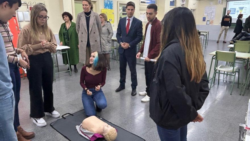 El consejero Emilio Viciana durante su visita al instituto público San Juan de la Cruz de Pozuelo de Alarcón