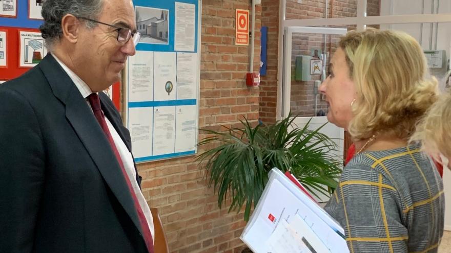 El consejero de Educación y Juventud del Gobierno regional, Enrique Ossorio durante la visita