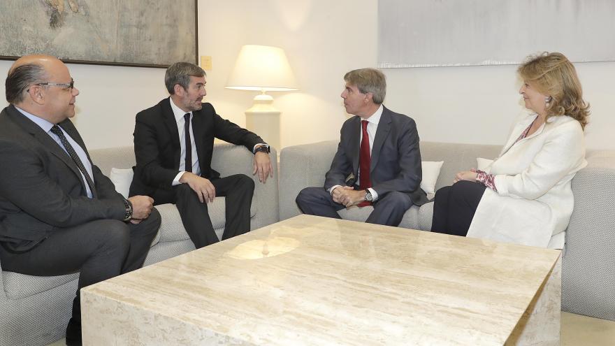(De izquierda a derecha): El consejero de Presidencia, Justicia e Igualdad del Gobierno de Canarias, José Miguel Barragán; el presidente del Gobierno de Canarias, Fernando Clavijo; el presidente de la Comunidad de Madrid, Ángel Garrido; y la consejera d