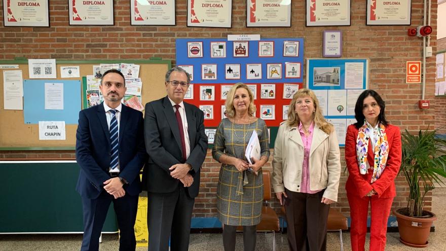 El consejero de Educación y Juventud del Gobierno regional, Enrique Ossorio durante la visita