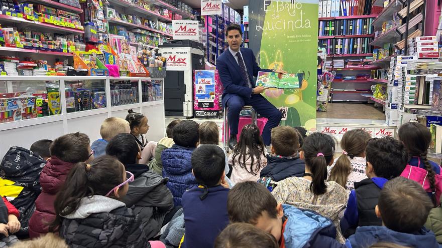 Viciana participa en la lectura del libro El brillo de Lucinda en la librería MAY de Móstoles El consejero Emilio Viciana durante la lectura del libro