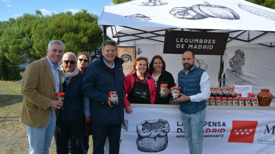 Pablo Altozano posa frente a un mostrador de productos madrileños