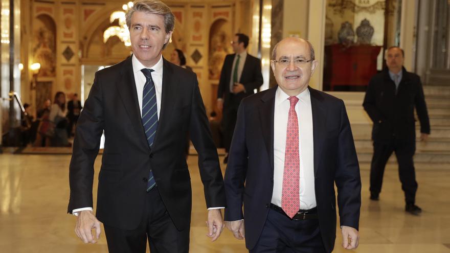 El presidente de la Comunidad de Madrid, Ángel Garrido, con el presidente de Nueva Economía Fórum, José Luís Rodríguez.