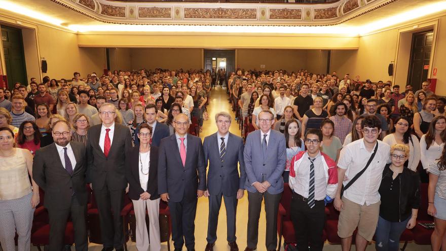 El presidente de la Comunidad de Madrid ha participado en un acto de bienvenida a los auxiliares que se incorporan este curso escolar 