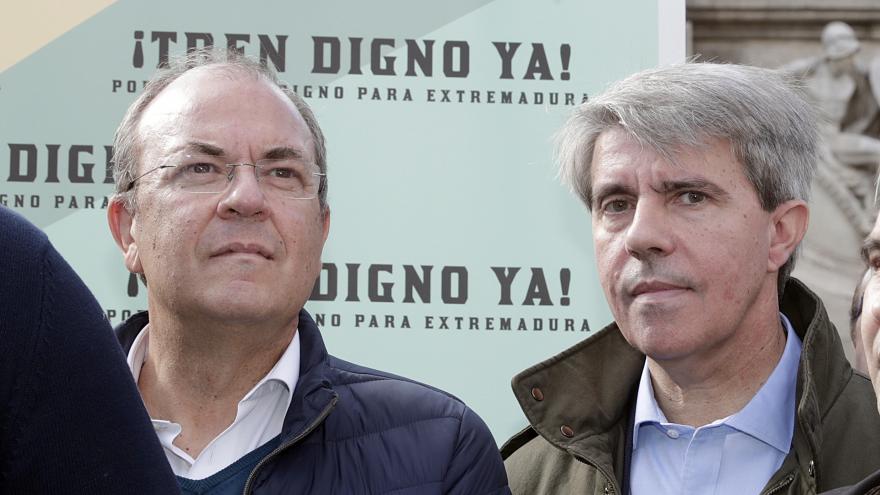 Garrido y Monago delante del cartel informativo de la concentración