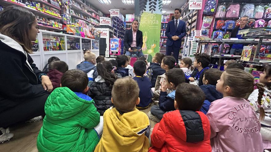 Viciana participa en la lectura del libro El brillo de Lucinda en la librería MAY de Móstoles El consejero Emilio Viciana durante la lectura del libro