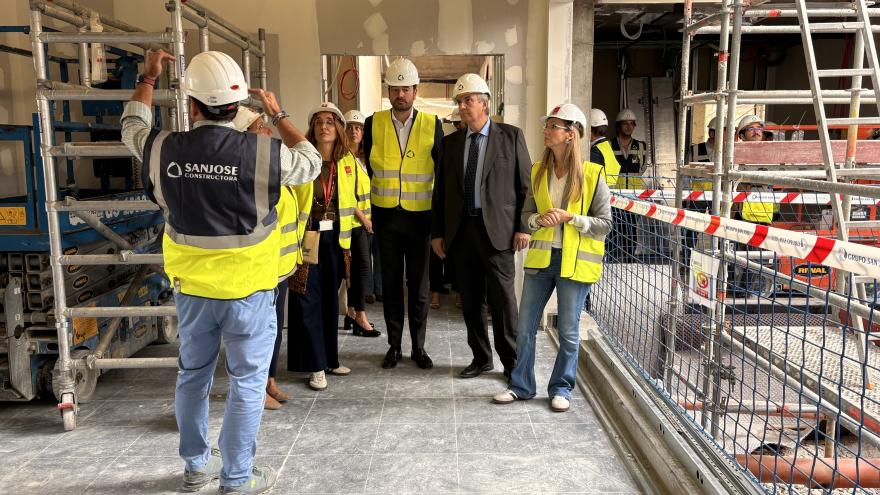 Gutiérrez visita las obras de construcción del nuevo centro de salud de El Molar La viceconsejera Laura Gutiérrez durante la visita a las obras