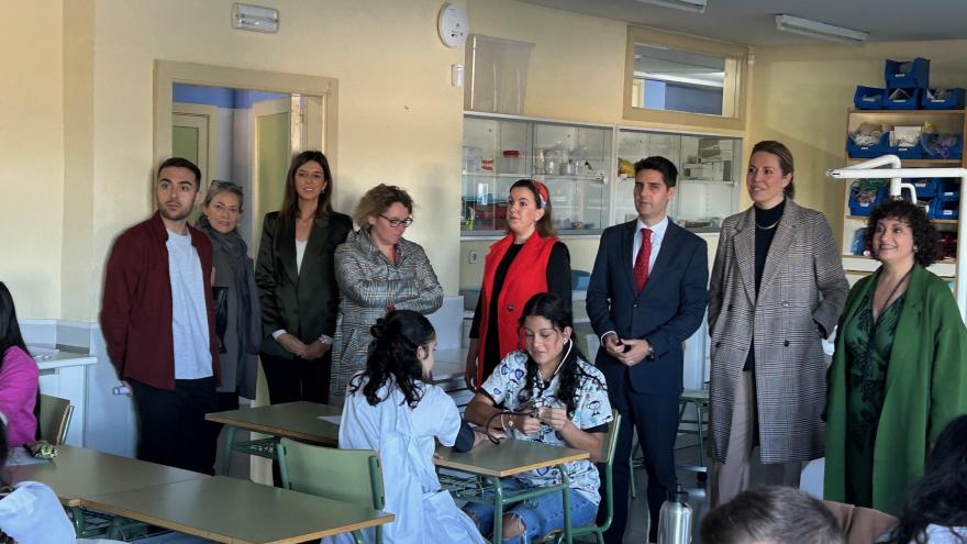 El consejero Emilio Viciana durante su visita al instituto público San Juan de la Cruz de Pozuelo de Alarcón