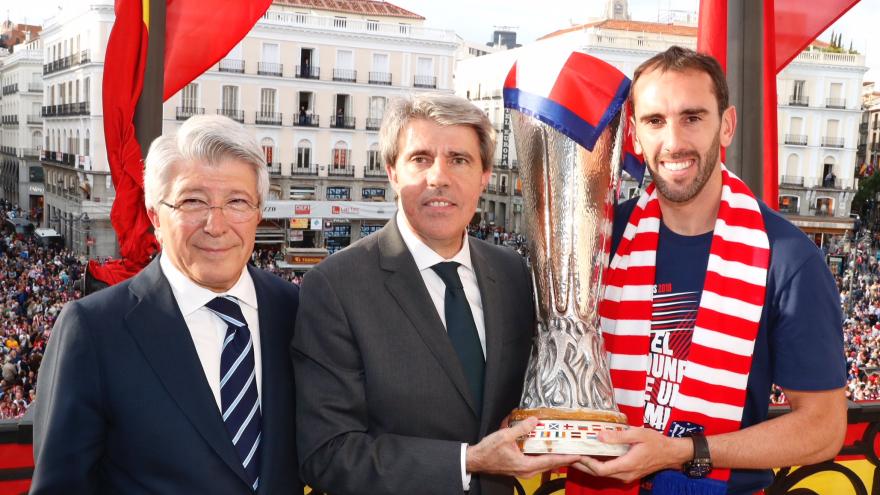 Garrido felicita a un Atlético de Madrid campeón, tras proclamarse ganador de la Europa League y de la Liga Femenina