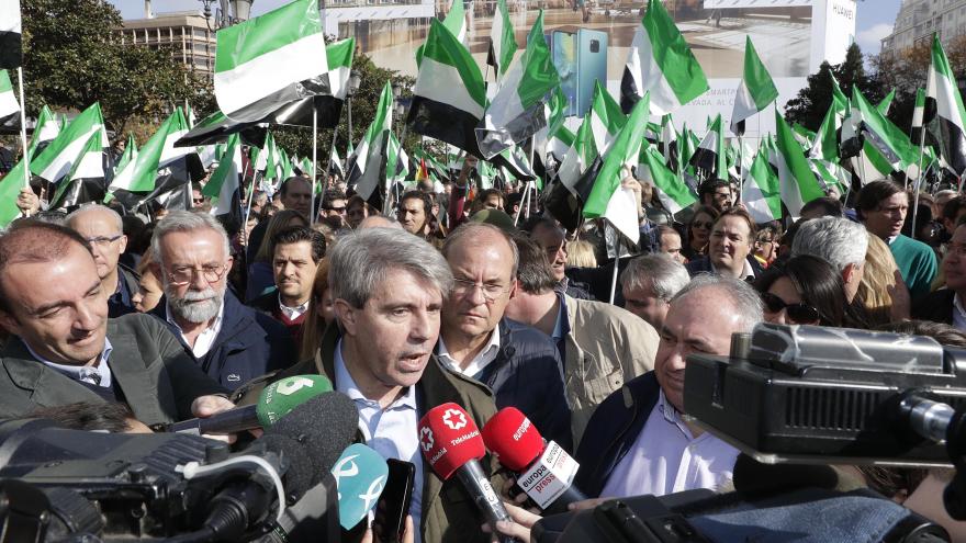 El presidente Ángel Garrido responde a los medios presentes en la concentración