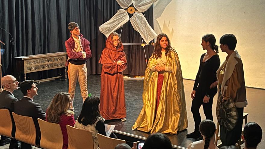 El consejero Emilio Viciana durante una de las actividades que se realizan en los centros educativos por el aniversario del fallecimiento de Cervantes