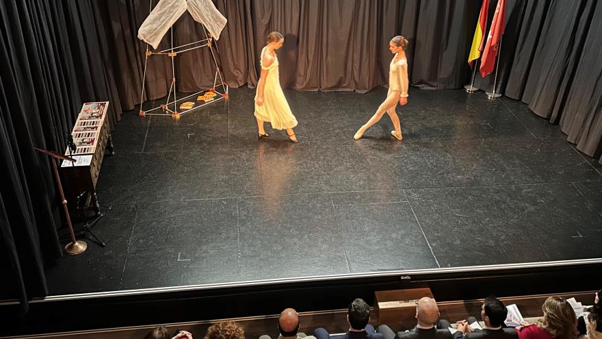 El consejero Emilio Viciana durante una de las actividades que se realizan en los centros educativos por el aniversario del fallecimiento de Cervantes
