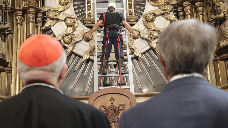 Ángel Garrido observa la bajada del cuadro de la Virgen de La Paloma