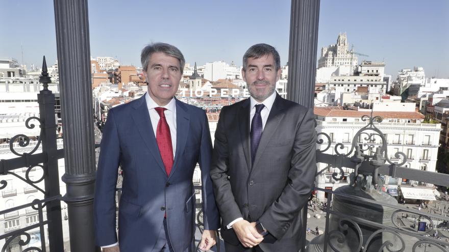De izquierda a derecha): El presidente de la Comunidad de Madrid, Ángel Garrido; el presidente del Gobierno de Canarias, Fernando Clavijo.