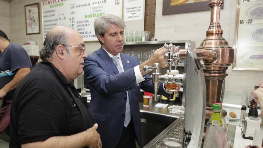 Ángel Garrido sirve una cerveza durante las celebraciones de las Fiestas de la Virgen de La Paloma