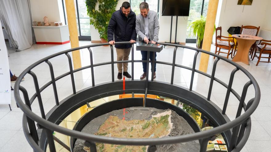 Miguel Ángel García Martín en un momento de su visita La Cabrera para conocer las próximas actuaciones financiadas por el PIR