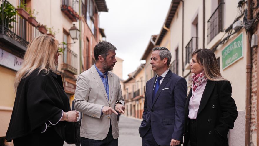 Miguel Ángel García Martín en un momento de su visita a varias actuaciones a cargo del PIR en Torrelaguna