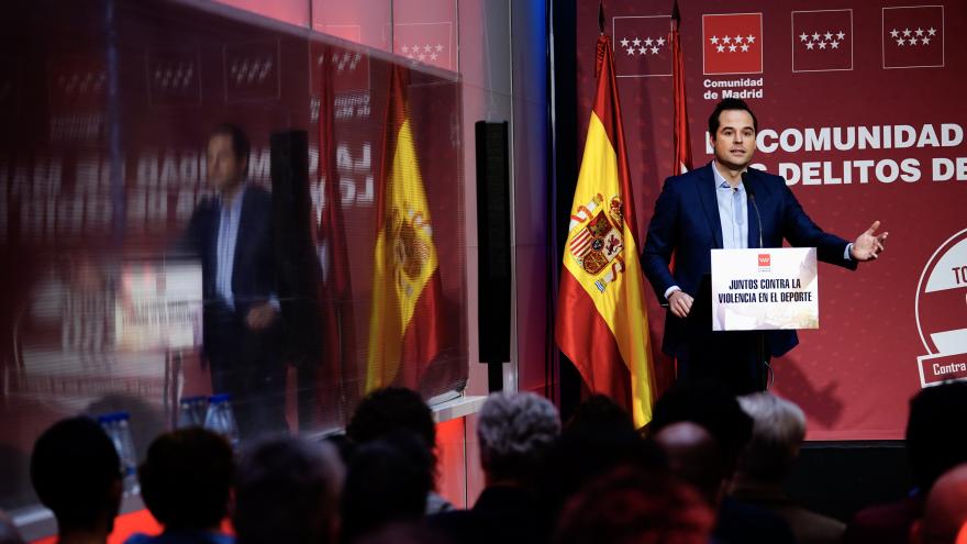 Ignacio Aguado durante la firma del manifiesto “Comunidad de Madrid dice NO a la Violencia en el Deporte”