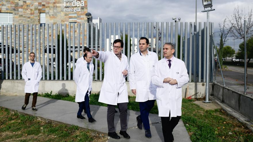 Ignacio Aguado visitando el Instituto Madrileño de Estudios Avanzados