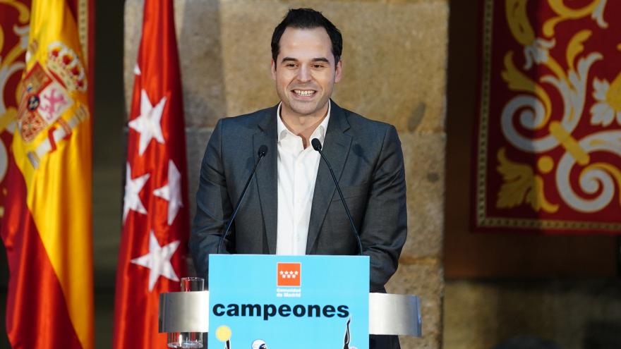 Ignacio Aguado con los jugadores de Waterpolo