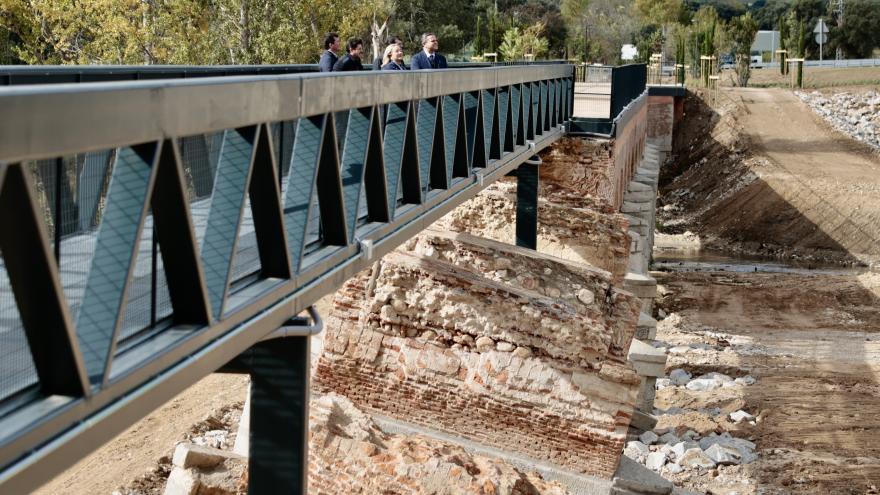 El consejero Jorge Rodrigo durante su visita al antiguo Puente de la Pedrera en Aldea del Fresno