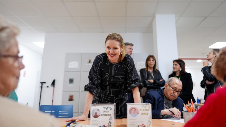 La consejera Ana Dávila durante su visita en Móstoles al nuevo Centro de Día para mayores
