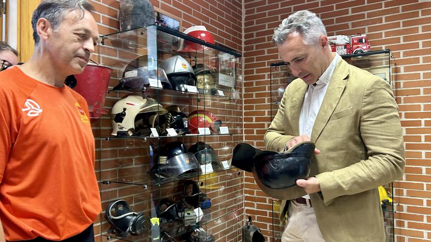 Novillo descubre un mural conmemorativo por el 50 aniversario del Parque de Bomberos de Alcalá de Henares El consejero Carlos Novillo durante el descubrimiento del mural