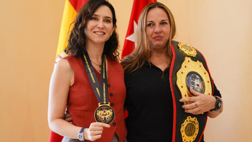 La presidenta Isabel Díaz Ayuso con Cristina Álvarez