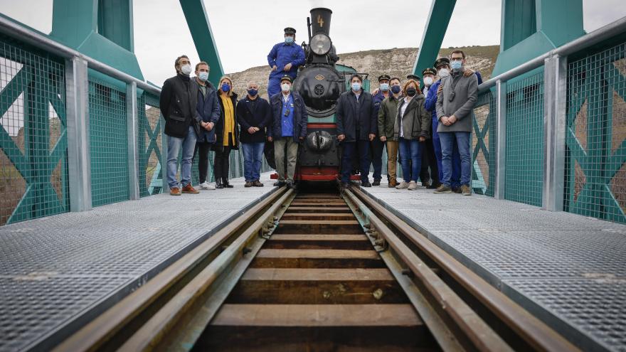 David Pérez, junto al tren de Arganda en el Puente de La Poveda