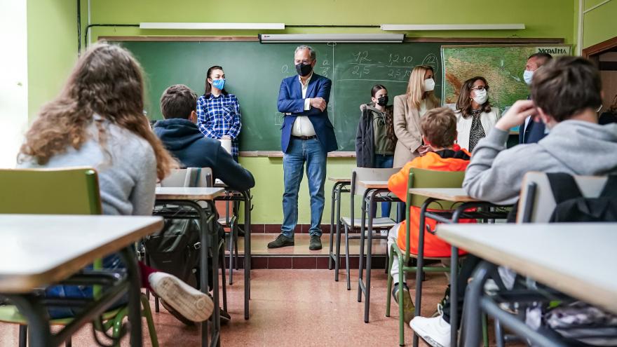 Enrique Ossorio en un aula con niños