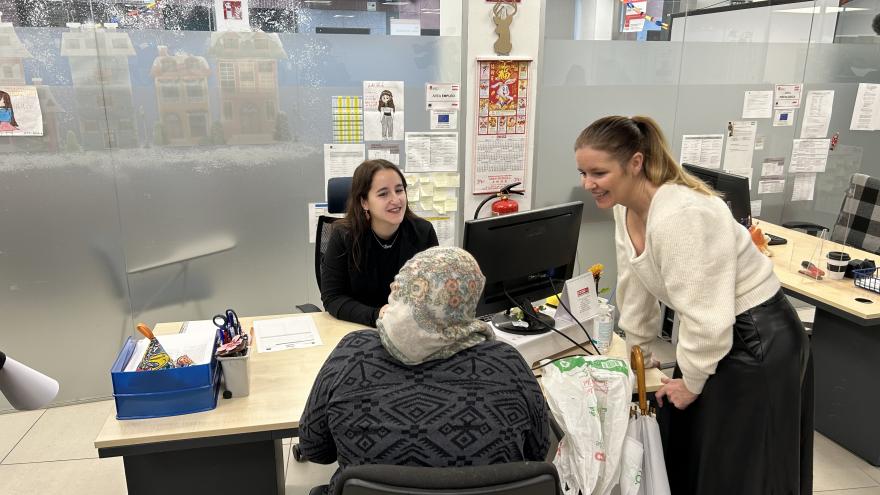 La consejera Ana Dávila durante su visita al CEPI de Usera-Villaverde