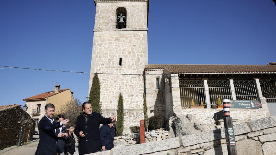 El consejero Miguel Ángel García Martín durante su visita a El Berrueco