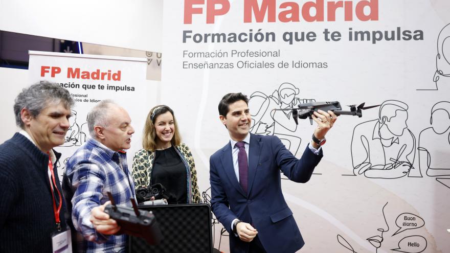 El consejero Emilio Viciana durante su visita a Aula y la Feria Madrid es Ciencia