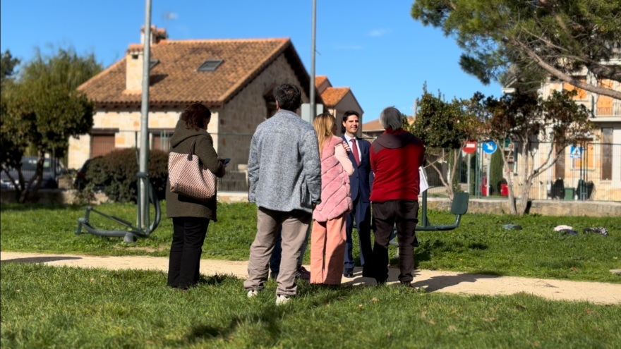 El consejero Emilio Viciana durante su visita a las nuevas aulas del Colegio Rural Agrupado de Loyozuela en su sede de El Berrueco