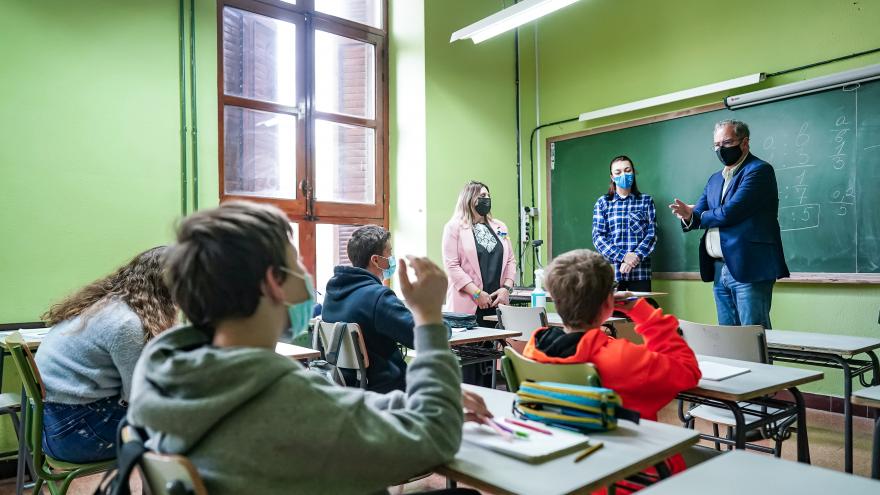 Enrique Ossorio en un aula con niños