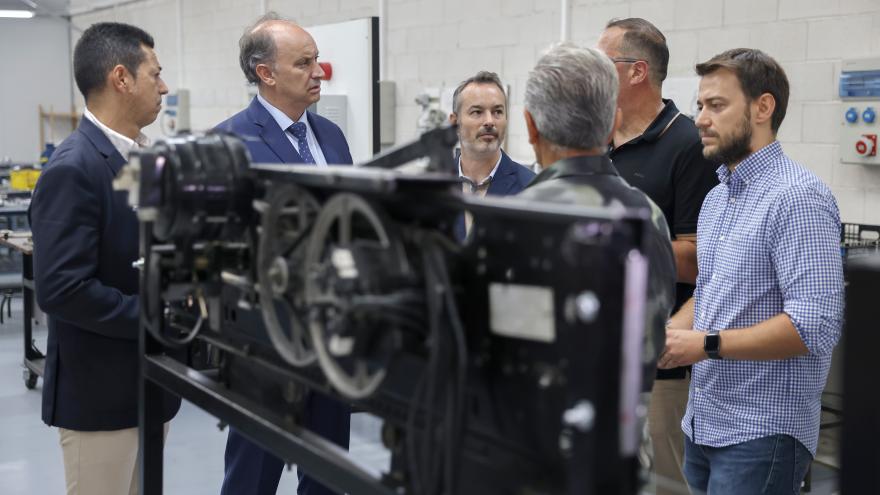 López-Valverde visita las instalaciones de Campus FP Emprende en Humanes de Madrid El consejero Miguel López-Valverde durante su visita a las instalaciones de Campus FP Emprende en Humanes de Madrid