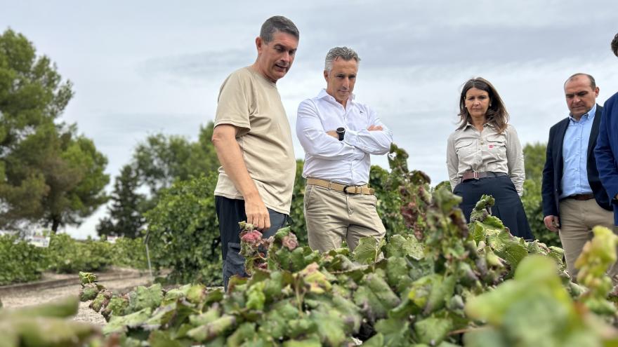 El consejero Carlos Novillo durante su visita a la finca El Encín del IMIDRA