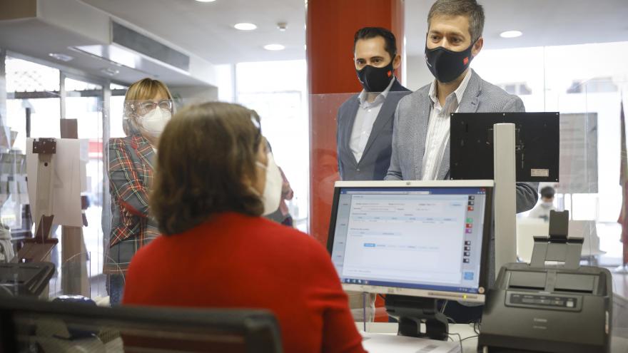 Miguel Ángel García Martín conversa con una de las trabajadoras que atiende en la Oficina de Atención al Ciudadano la 