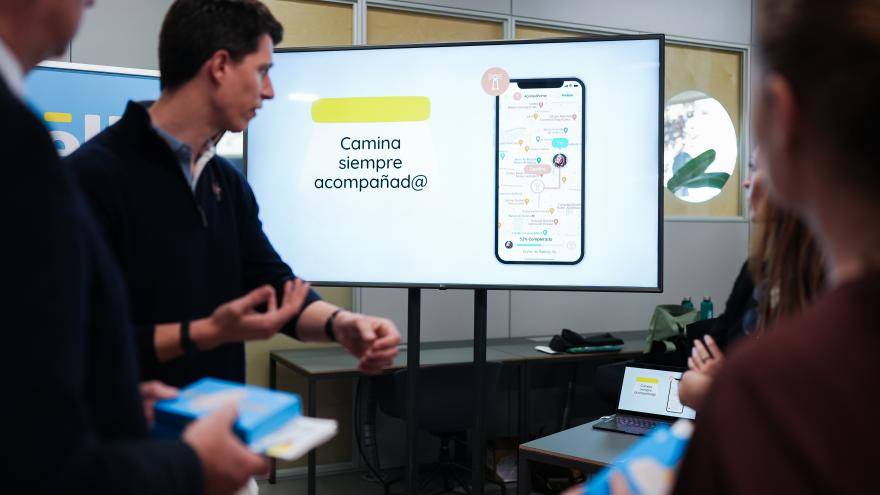 Los consejeros Miguel López-Valverde y Ana Dávila en la jornada Innovación digital en el ámbito de los cuidados