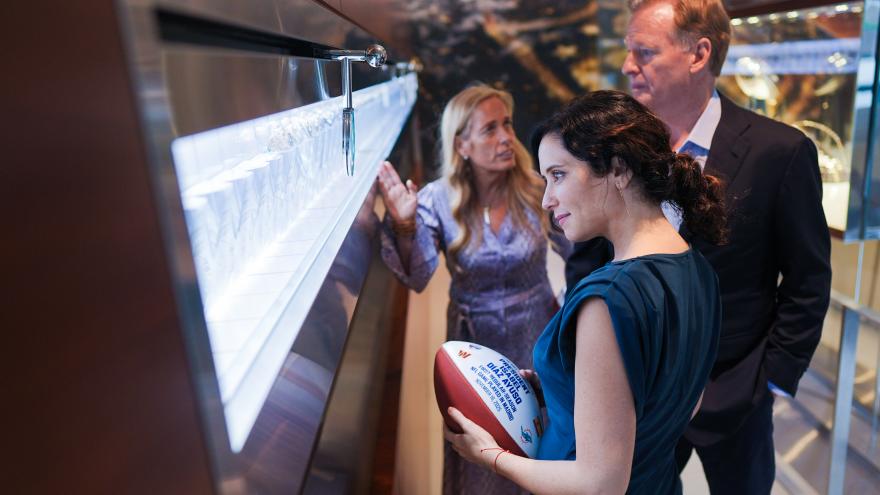 La presidenta Isabel Díaz Ayuso durante la reunión con directivos de la National Football League