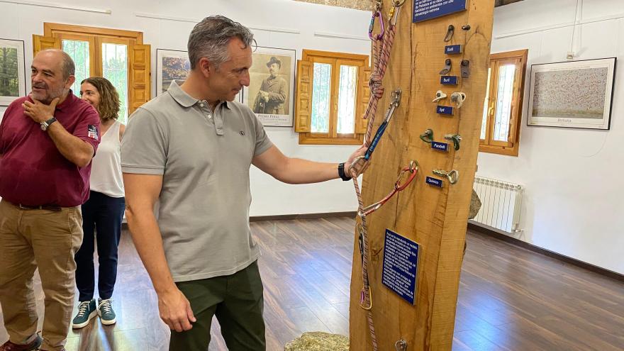 El consejero Carlos Novillo durante su visita a la exposición permanente El Rincón de la Pedriza Museo de la Escalada