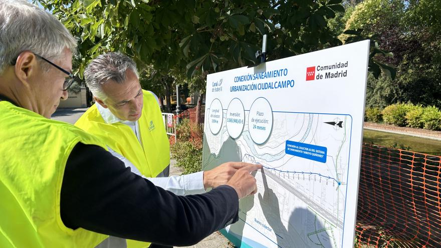 El consejero Carlos Novillo en la construcción de un nuevo colector de la urbanización Ciudalcampo