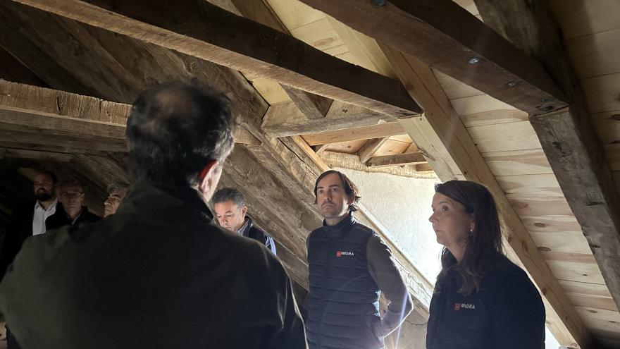 García visita la rehabilitación de la cubierta de la Casa de la Monta en la Finca de Sotomayor El viceconsejero Rafael García durante su visita a la rehabilitación de la cubierta de la Casa de la Monta en la Finca de Sotomayor