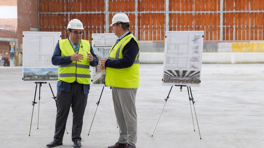 Sánchez visita la construcción del pabellón deportivo y el auditorio del Complejo Deportivo Municipal Condesa de Chinchón El viceconsejero José Antonio Sánchez durante su visita a esta actuación en Boadilla del Monte