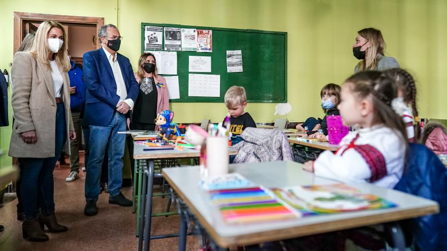 Enrique Ossorio en un aula con niños