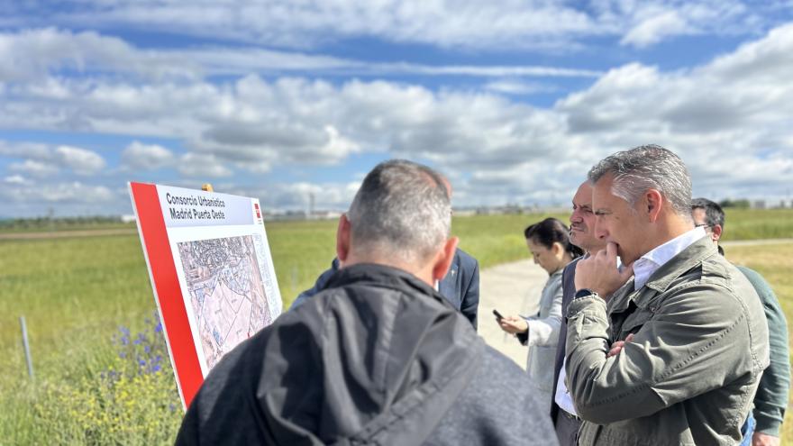 El consejero Carlos Novillo durante su visita a los terrenos del consorcio urbanístico Madrid Puerta Oeste