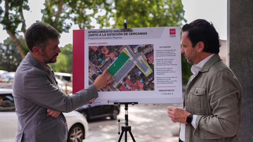 El consejero Miguel Ángel García Martín durante su visita en Torrelodones a la construcción de un aparcamiento disuasorio
