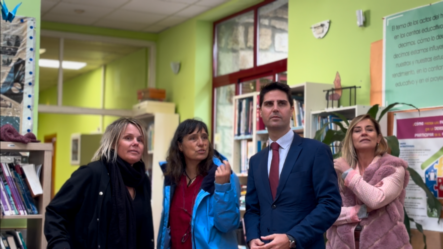 El consejero Emilio Viciana durante su visita a las nuevas aulas del Colegio Rural Agrupado de Loyozuela en su sede de El Berrueco